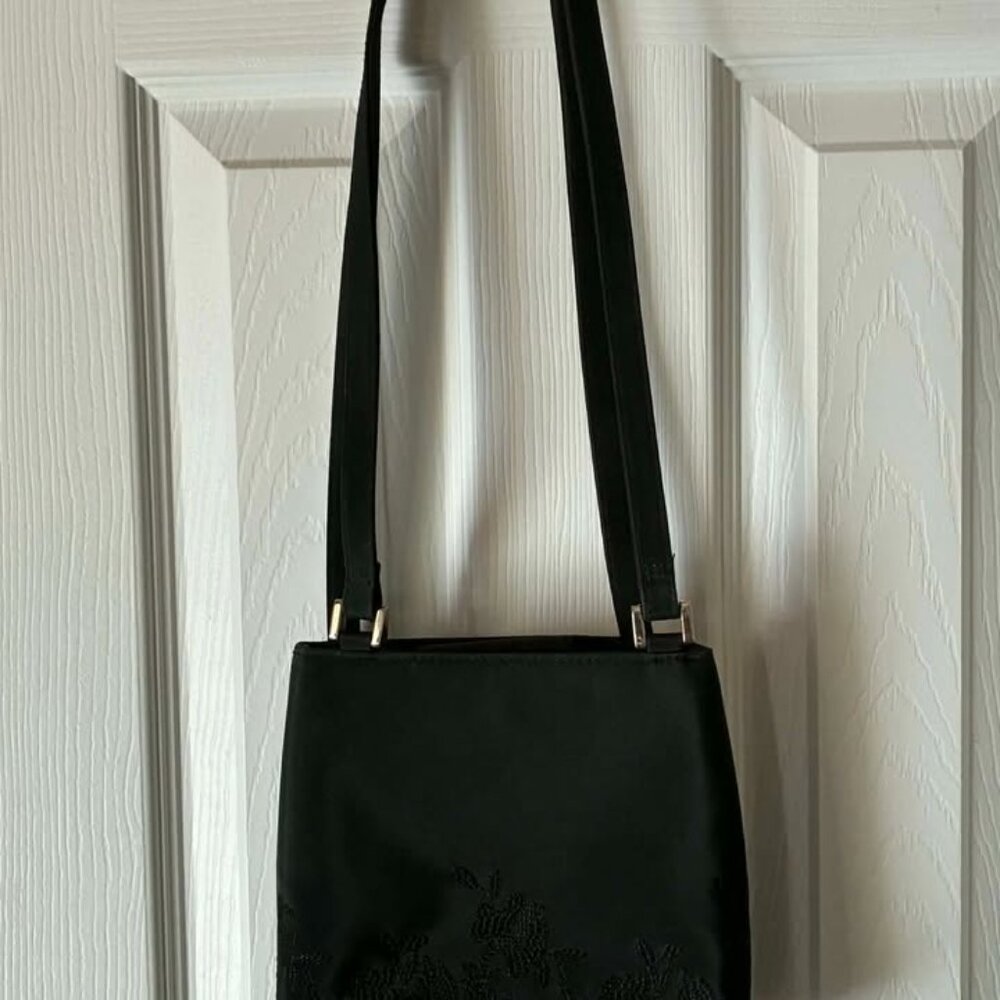 Chic Black Evening Bag with Floral Embroidery - Picture 5 of 13